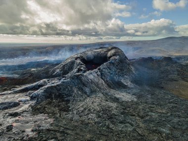 İzlanda 'da volkanik krater. Reykjanes Yarımadası 'nda aktif volkan. Patlamadan önce peyzaj. Volkanın etrafındaki soğutulmuş magma. Güneş ışığında yukarıdan açılan kraterin görüntüsü