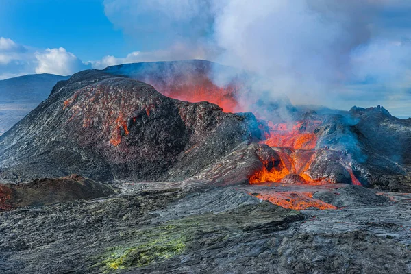 아이슬란드의 레이캬네 스반도에 분화구 분화구에서 용암이 흘러나온다 분화구 가장자리에 마그마 — 스톡 사진