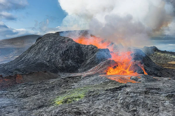 Vulkánkitörés Izlandi Reykjanes Félszigeten Aktív Vulkán Láva Szökőkúttal Forró Vöröses — Stock Fotó
