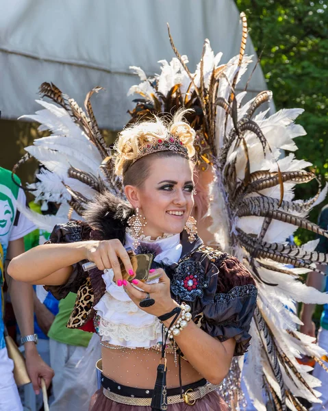 Moskou Rusland Mei 2018 Mooi Meisje Felgekleurde Braziliaanse Carnaval Kostuum — Stockfoto