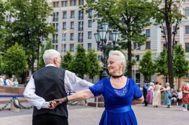 Moskova, Rusya, 26 Mayıs 2019: meydanda dans eden yaşlı bir çift. Bir erkek ve bir kadın hayattan zevk alırlar. Yaşlı insanlar dans eder. Mutlu bir yaşlılık konsepti.
