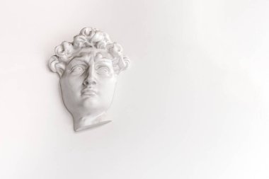 Binanın duvarında genç bir adamın kafası rahatladı..