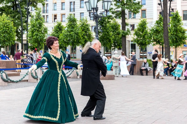 モスクワ ロシア 2019年5月26日 幸せなスタイリッシュなシニアカップルダンスと笑顔 高齢者の生活様式 引退という概念 — ストック写真