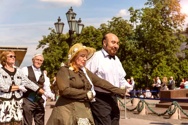 モスクワ ロシア 2019年5月26日 幸せなスタイリッシュな老夫婦の踊りと笑顔 高齢者の生活様式 引退という概念 — ストック写真