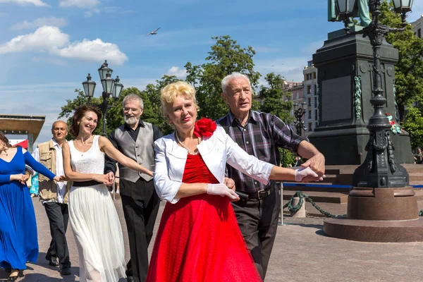 Moskova, Rusya, 26 Mayıs 2019: dans eden ve gülümseyen mutlu son sınıf çifti. Yaşlıların yaşam biçimi. Emeklilik kavramı.