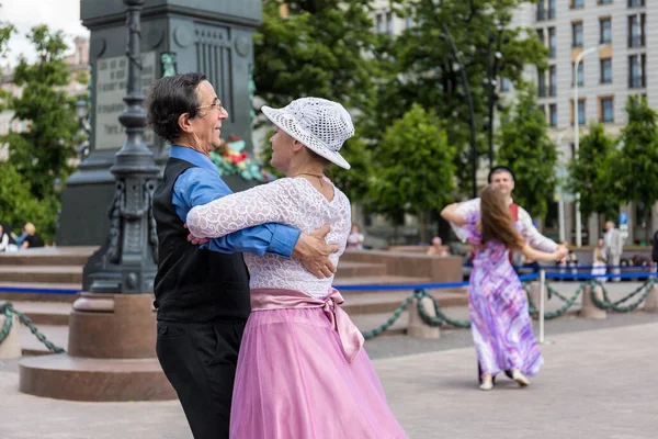 モスクワ ロシア 2019年5月26日 広場で踊る年金受給者の高齢者カップル 年齢の男と女は人生を楽しむ 昔の人が踊る 幸せな老齢の概念 — ストック写真
