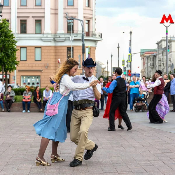 モスクワ ロシア 2019年5月26日 広場でロマンチックなカップルが踊る 男と女は人生を楽しむ 路上で踊る — ストック写真