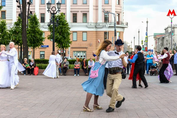 モスクワ ロシア 2019年5月26日 広場でロマンチックなカップルが踊る 男と女は人生を楽しむ 路上で踊る — ストック写真