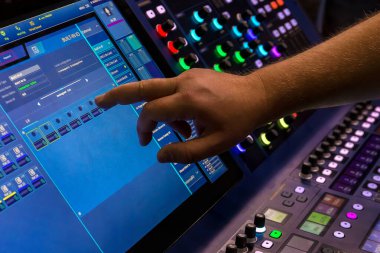 Modern profesyonel dijital karıştırma konsolu ve ses sinyaliyle çalışmak için geniş ekran