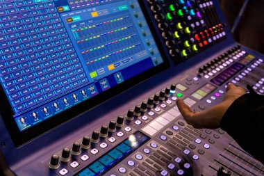 Modern profesyonel dijital karıştırma konsolu ve ses sinyaliyle çalışmak için geniş ekran