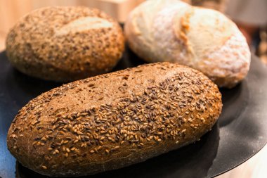 Ayçekirdeği serpiştirilmiş farklı türde taze ekmek..