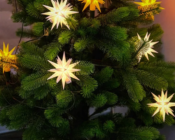 Der Weihnachtsbaum Ist Mit Gelb Und Orange Leuchtenden Sternen Geschmückt — Stockfoto