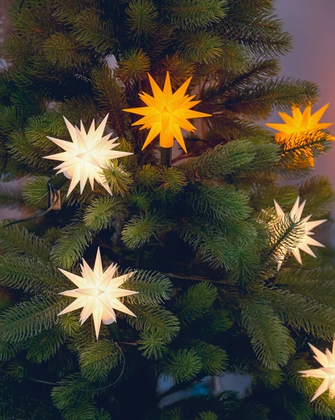 Der Weihnachtsbaum Ist Mit Gelb Und Orange Leuchtenden Sternen Geschmückt — Stockfoto