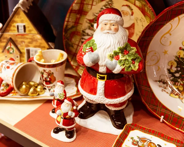 Großer Spielzeug Weihnachtsmann Und Zwei Kleinere Weihnachtsmänner Auf Dem Hintergrund — Stockfoto