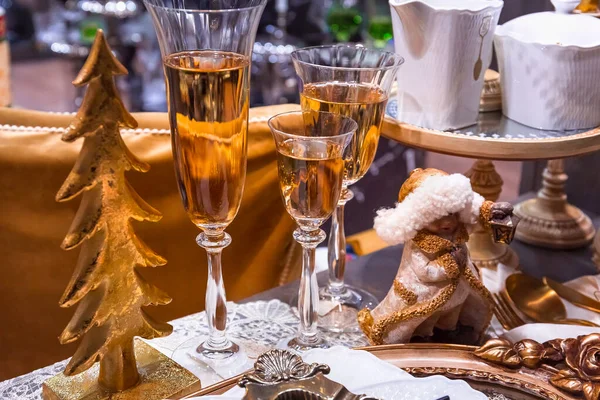 Tatil masasında üç bardak şampanya Noel oyuncağı ve süsleme. Noel 'i bekliyorum..
