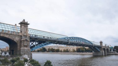 Taştan destekli ve mavi demir kemerli Andrew 'un Moskova nehri üzerindeki köprüsü..