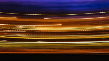 Arka planda çok renkli kıvrımlı parlak çizgiler. Donmuş ışık. Bulanık arkaplan.