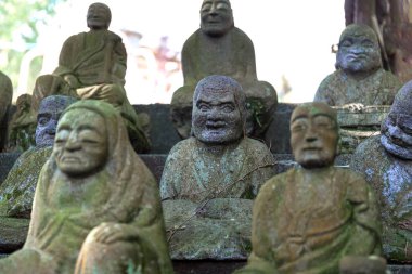 Taştan yapılmış Budist rahiplerin figürleri. Seçici odaklanma. Kapat..