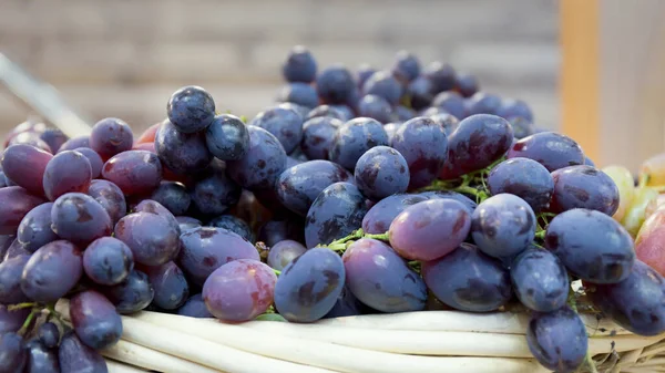 Wiklinowy Kosz Gromadami Dojrzałych Czerwonych Winogron Skup Się Środku Ramki — Zdjęcie stockowe