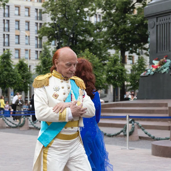 モスクワ ロシア 2019年5月26日 幸せなスタイリッシュな高齢者カップルが広場で踊ります 高齢者の生活様式 引退という概念 — ストック写真