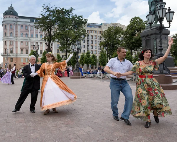 Moscou Rússia Maio 2019 Grupo Moradores Dançam Praça Modo Vida — Fotografia de Stock