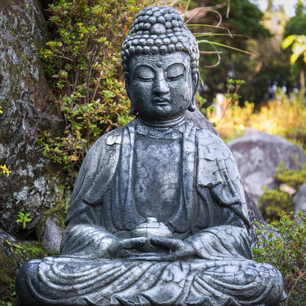 Eine Uralte Steinfigur Eines Sitzenden Meditierenden Buddha — Stockfoto