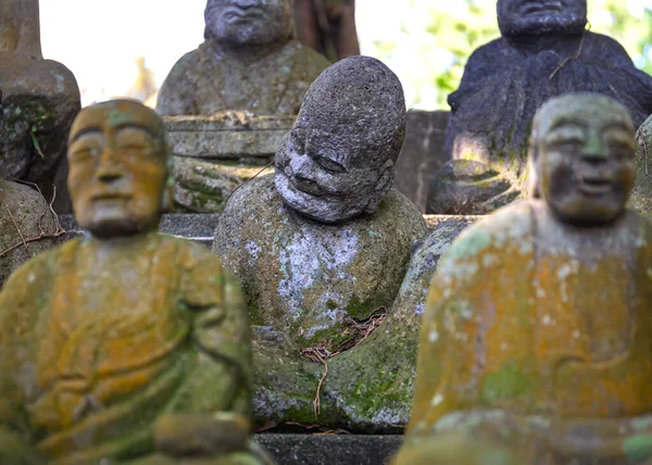 Figuren Sitzender Buddhistischer Mönche Aus Stein Selektive Fokus Nahaufnahme — Stockfoto