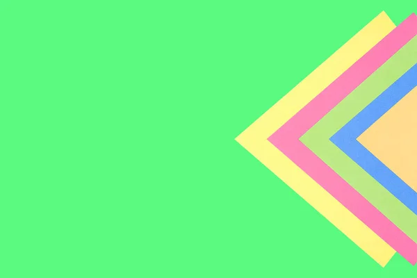 Triangles Multicolores Sur Fond Vert Style Minimaliste Espace Copie — Photo