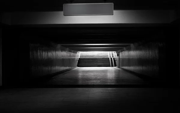 Światło w i tunelu — Zdjęcie stockowe