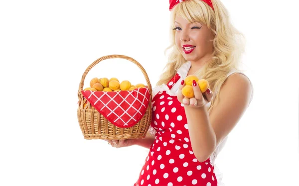 Pin-up woman holding apricots — Stock fotografie