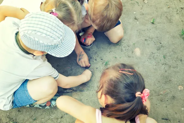 Gruppo di bambini che giocano al parco — Foto Stock