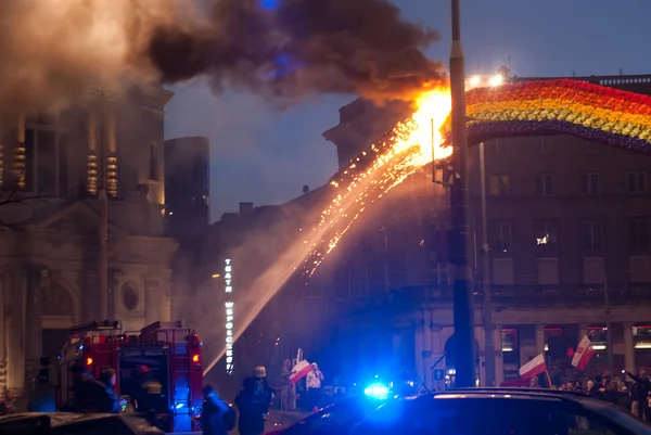 WARSAW, Poland, Monday, 11th Nov 2013. Art installation The Rainbow in Savior Square burns during Polish Independence Day. The rainbow was set on fire during Independence March. — Stock Photo, Image