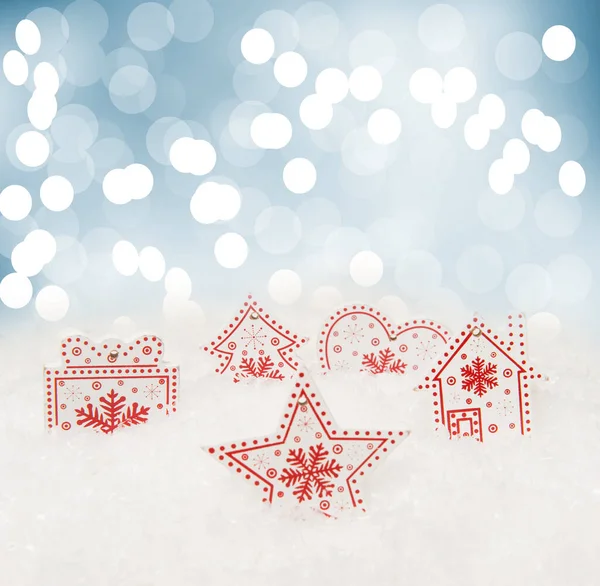 Jul bakgrund med trä figurer med bländning och ljusa fläckar, konstgjord snö — Stockfoto