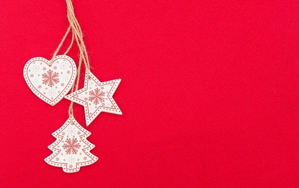 Красный фон Рождества с деревянными рождественскими украшениями — стоковое фото