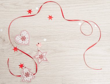 Ahşap ahşap arkaplanda kurdeleli ve baston şekerli Noel süslemeleri