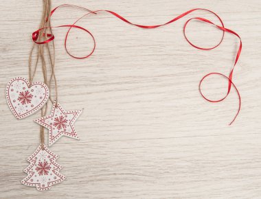 Hafif arkaplanda ahşap Noel süslemeleri