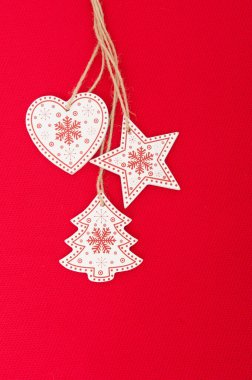 Ahşap Noel süslemeleri olan kırmızı Noel arkaplanı