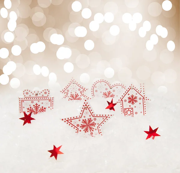 Kerst achtergrond met houten beeldjes met verblinding en lichte vlekken, kunstsneeuw — Stockfoto