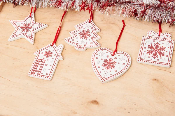 Деревянные рождественские украшения и мишура на светлом деревянном фоне — стоковое фото
