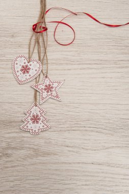 Hafif arkaplanda ahşap Noel süslemeleri