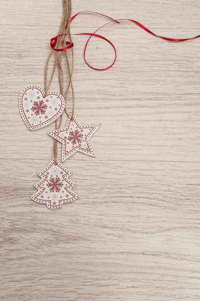 Hafif arkaplanda ahşap Noel süslemeleri