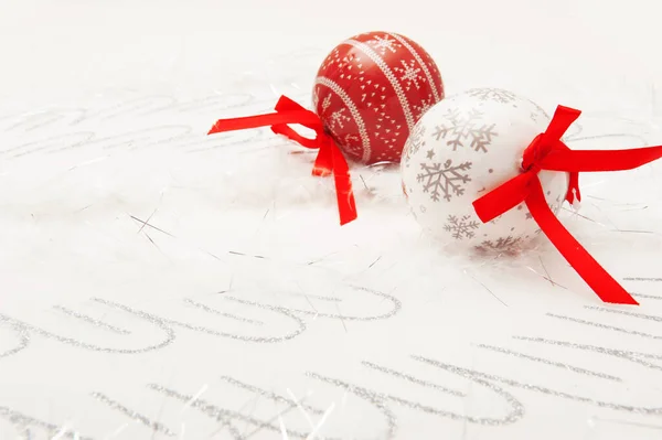 赤リボン付きの赤と白のクリスマスボールとクリスマスホワイトの背景 — ストック写真