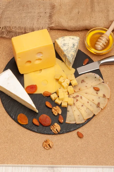 Diferentes tipos de queso en una tabla de grafito —  Fotos de Stock