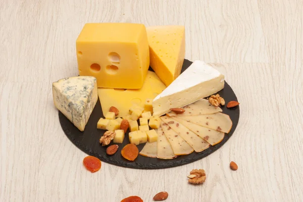 Diferentes tipos de queso en una tabla de grafito —  Fotos de Stock