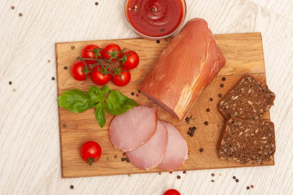 Uzené maso na dřevěné desce — Stock fotografie