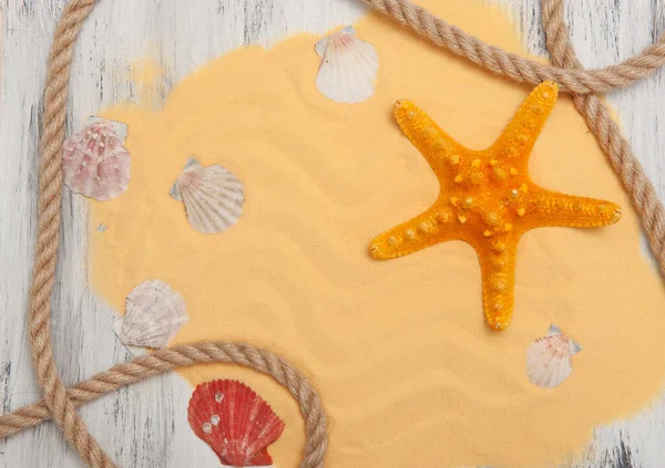 Fondo marino con estrellas de mar de color naranja y arena amarilla. — Foto de Stock