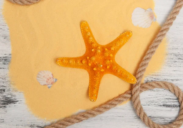 Fondo marino con estrellas de mar de color naranja y arena amarilla. — Foto de Stock