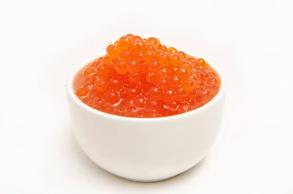 Tigela com caviar de salmão vermelho em um fundo branco — Fotografia de Stock