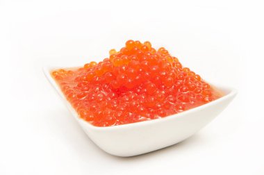 Beyaz arka planda kırmızı somon havyarlı kase.