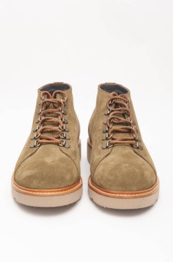 Kahverengi deri erkek ayakkabıları, beyaz arka planda bağcıklar.